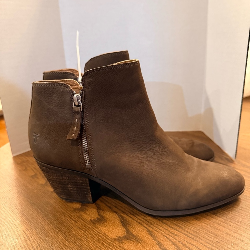 Frye Judith zip bootie Brown Leather. Size 10